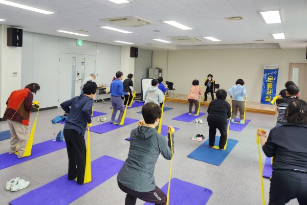 ▲광산구 수완건강생활지원센터가 고혈압‧당뇨병 환자를 대상으로 ‘으라차차 운동교실’을 운영한다.(사진제공=광주 광산구)