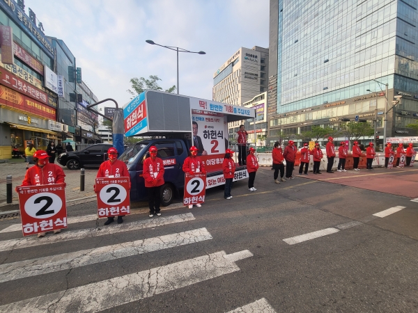 ▲하헌식 국민의힘 광주 서구갑 후보는 9일 오후 서구 상무지구에서 마지막 집중 유세를 갖고 광주시민과 서구민들에게 “딱 한 번만 일할 기회를 주십시오”라고 호소했다.(사진=정병욱 기자)