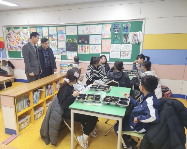 ▲전남교육청 관계자들이 겨울방학 중 ‘행복도시락’ 사업을 운영 중인 학교를 찾아 현장 점검을 하고 있다.(사진제공=전라남도교육청)