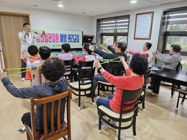 ▲무안군은 오는 10월까지 관내 경로당에서 65세 이상 주민을 대상으로 심뇌혈관질환 예방관리 교실을 운영한다.(사진제공=무안군)