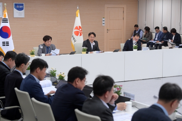 ▲강기정 광주광역시장이 11일 오후 시청 중회의실에서 열린 ‘2025년도 3차 국비 신규사업 발굴보고회’를 주재하고 있다.(사진제공=광주광역시)