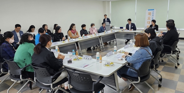 ▲우승희 영암군수가 지난 11일 경력단절여성 및 구직자 20여 명과 35번째 ‘소통의 창을 여는 시간, 목요대화’를 가졌다.(사진제공=영암군)