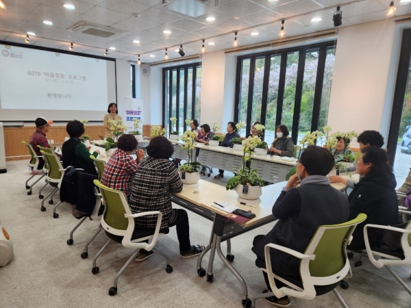 ▲마음청춘 프로그램 대상자들이 원예 치유 프로그램에 참여하고 있다.(사진제공=강진군)