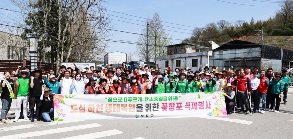 ▲보성군은 지난 12일 동윤천 생태하천길의 수질개선 및 탄소흡수원 확대를 위해 꽃창포 11,000본을 식재했다.(사진제공=보성군)