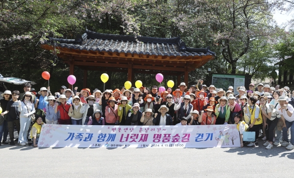 ▲동구는 지난 13일 막바지 벚꽃 구경 인파가 몰리는 너릿재 명품 숲길에서 진행한 ‘1530 건강 걷기 행사’를 성황리에 개최했다.(사진제공=광주 동구)