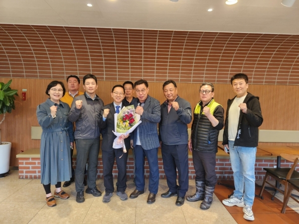 ▲김문수 제22대 국회의원 당선자(더불어민주당, 순천시‧광양시‧구례군‧곡성군(갑)선거구)는 15일 조훈모과자 팔마점에서 순천시상공인연합회와 간담회를 갖고 기념촬영 했다(사진=이기장 기자)