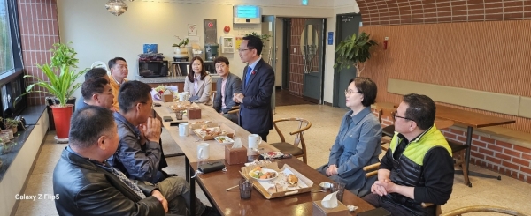 ▲김문수 순천시‧광양시‧구례군‧곡성군(갑) 제22대 국회의원 당선자는 15일 조훈모과자 팔마점에서 순천시상공인연합회와 간담회를 가졌다.(사진=이기장 기자)