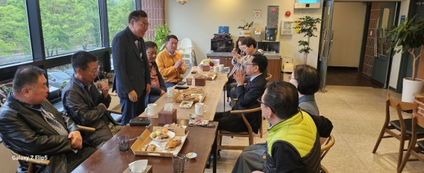 ▲김문수 순천시‧광양시‧구례군‧곡성군(갑) 제22대 국회의원 당선자는 15일 조훈모과자 팔마점에서 순천시상공인연합회와 간담회를 가졌다.(사진=이기장 기자)