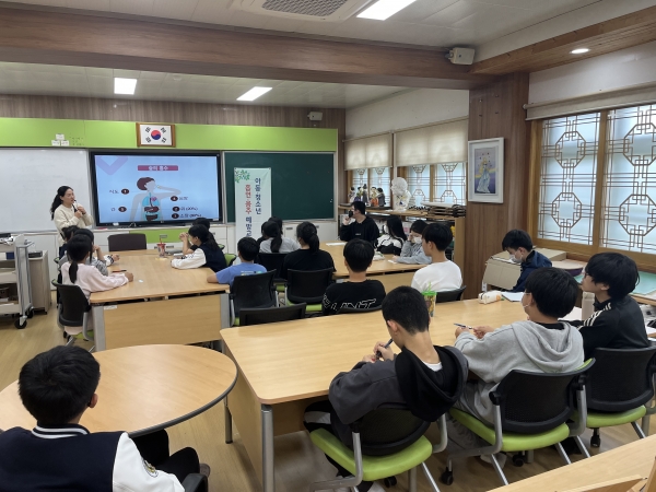 ▲청소년 흡연음주예방교육을 실시하고 있다.(사진제공=강진군)