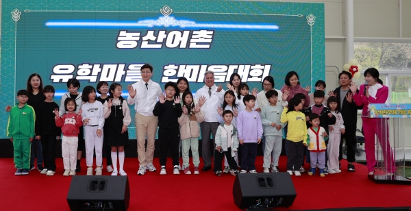 ▲김철우 보성군수와 보성교육지원청 권순용 교육장이 농산어촌 유학생 및 가족들과 함께 기념사진을 찍고 있다.(사진제공=보성군)