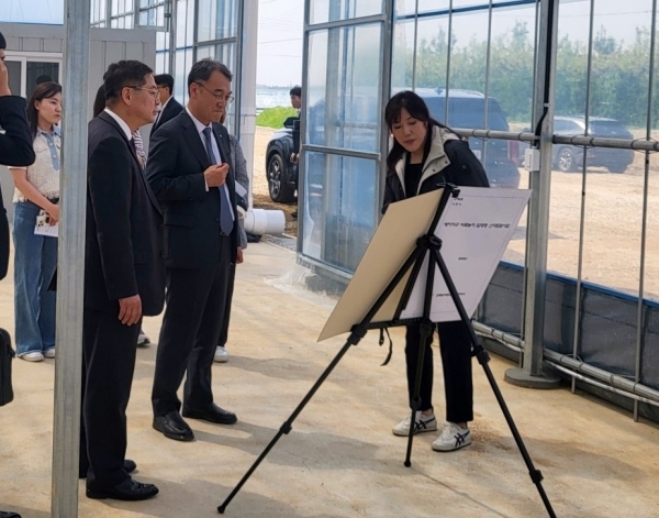 ▲정인노 농지관리이사는 16일 전남 지역 첫 청년 농업인의 임대형 스마트팜 사업 현장인‘나주 비축농지 임대형 스마트팜’을 방문했다.(사진제공=한국농어촌공사)