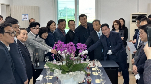 ▲전라남도 소상공인연합회는 16일 오후 사무실개소식 및 2024년 정기총회를 개최하고 기념촬영했다.(사진=이기장 기자)