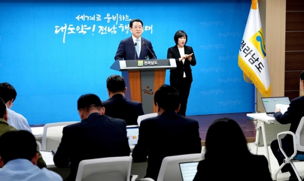 ▲김영록 전라남도지사가 17일 오전 도청 브리핑룸에서 “최근 전라남도 국립의과대학 설립을 위한 정부 추천대학 선정과 관련해 지역 내 논란과 갈등이 커지고 있어, 이해와 협력을 구하고자 한다”며 대도민 호소문을 발표하고 있다.(사진제공=전라남도)