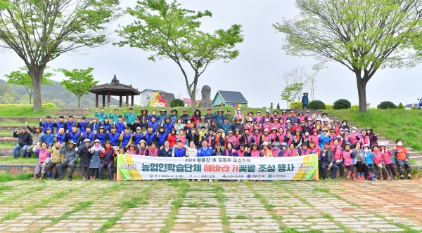 ▲장성군이 군민과 함께 해바라기를 심으며 길동무 꽃길축제 준비를 시작했다.(사진제공=장성군)