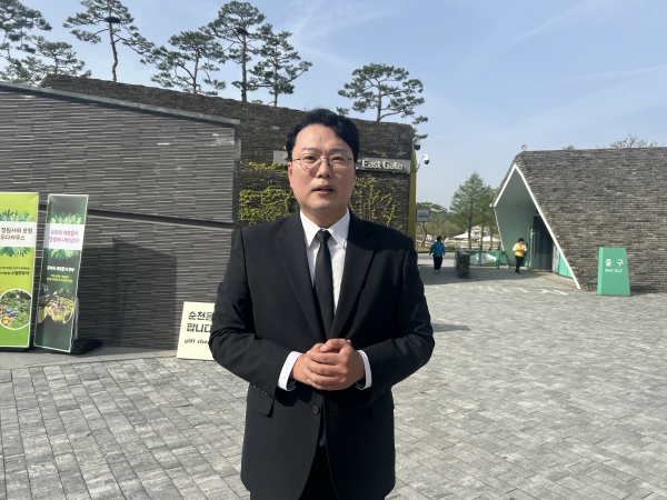 ▲개혁신당 천하람 당선인은 17일 순천만국가정원 내 현충정원 찾아 호국영령을 추모하고 순천지역 발전을 위한 포부를 밝혔다.(사진=이기장 기자)