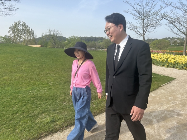 ▲개혁신당 천하람 당선인은 17일 순천만국가정원 내 현충정원 찾아 호국영령을 추모하고 순천지역 발전을 위한 포부를 밝혔다.(사진=이기장 기자)