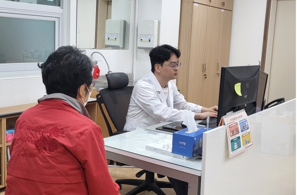 ▲공중보건의사 순회진료 모습(사진제공=영암군)