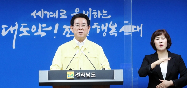 ▲김영록 전라남도지사가 지난 2022년 7월 29일 도청 브리핑룸에서 코로나19 재유행 위기 및 변이바이러스 확산에 따른 도민호소문을 발표하는 모습.(사진제공=전라남도)