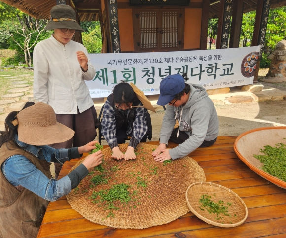 ▲‘제1회 청년제다학교’ 수강생들이 순천만국가정원내에 복원된 초의선사 ‘일지암’에서 제다법을 전수받고 있다.(사진제공=고려천태국제선차연구보존회)