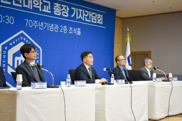 ▲국립순천대학교 제10대 이병운 총장이 취임 1주년을 맞아, 22일 학내 70주년기념관 초석홀에서 취임 이후 성과와 대학 비전을 공유하는 기자간담회를 개최했다(사진제공=순천대학교)