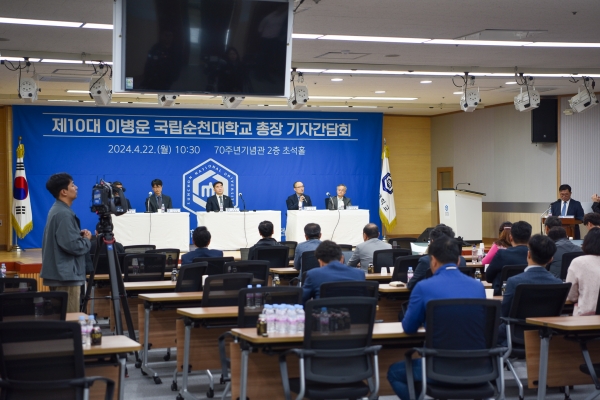 ▲국립순천대학교 제10대 이병운 총장이 취임 1주년을 맞아, 22일 학내 70주년기념관 초석홀에서 취임 이후 성과와 대학 비전을 공유하는 기자간담회를 개최했다(사진제공=순천대학교)
