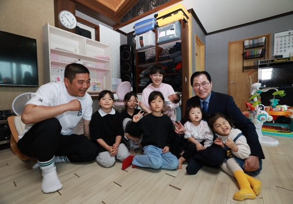 ▲신우철 완도군수는 여섯째 아이를 출산한 보길면 김찬성, 김희정 씨 부부를 만나 축하 인사를 전했다.(사진제공=완도군)