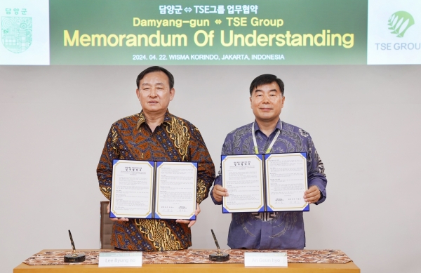 ▲담양군은 지난 22일 인도네시아 자카르타 코린도그룹 본사에서 담양육성 딸기(죽향, 메리퀸) 로열티 계약과 업무협약을 체결했다.(사진제공=담양군)