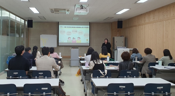 ▲기초학력전담교사들이 직무(실행)연수에 참여해‘한글해득 진단도구의 활용과 10까지의 수 직산’을 주제로 이야기를 나누고 있다.(사진제공=전라남도교육청)