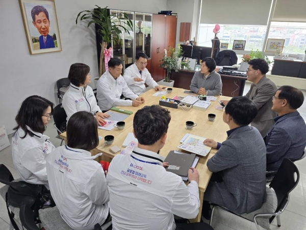 ▲전남도의회와 전남교육청 관계자들이 광주광역시청 및 시의회를 방문해 ‘2024 대한민국 글로컬 미래교육박람회’ 성공 개최를 위한 협의를 진행하고 있다.(사진제공=전라남도교육청)