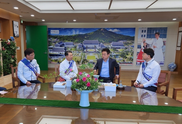 ▲전라남도교육청과 전남도의회 관계자들이 경북을 찾아 ‘글로컬 미래교육박람회’ 성공 개최를 위한 홍보활동을 진행하고 있다.(사진제공=전라남도교육청)