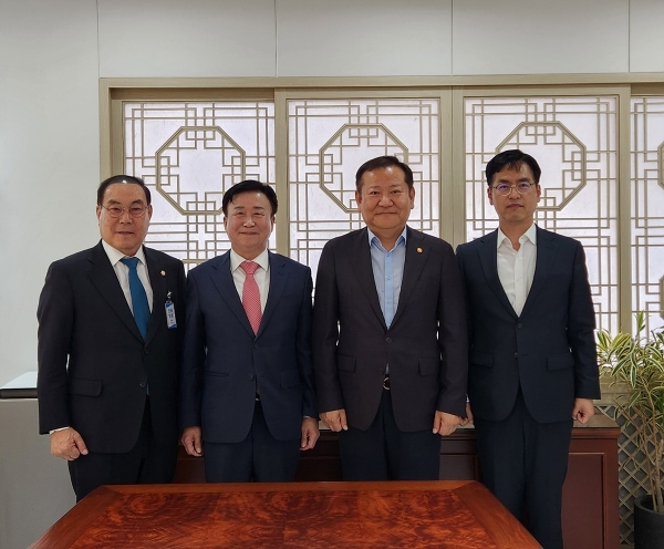 ▲정기명 여수시장이 24일 정부서울청사를 방문해 이상민 행정안전부 장관에게 지역 현안 사업에 대한 지원과 협력을 건의했다.(사진왼쪽부터 김영규 여수시의회 의장, 정기명 여수시장, 이상민 행정안전부 장관, 김민재 차관보.사진제공=여수시)