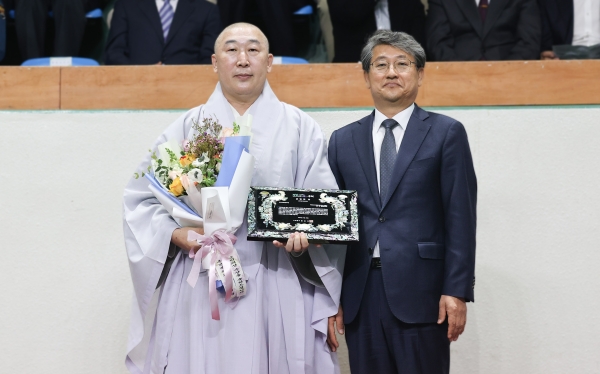▲구례군은 지난 20일 제43회 군민의 날 기념식에서 대한불교조계종 제19교구 화엄사 주지 덕문 스님에게 2024년 구례 군민의 상을 시상했다.(사진제공=구례군)