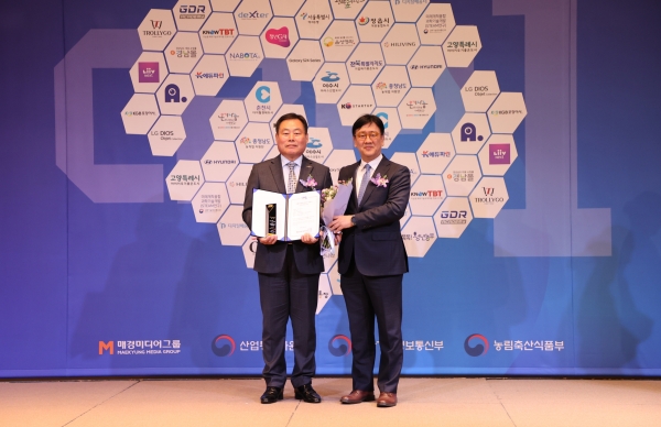 ▲국가대표브랜드 수상식에서 걷기좋은도시 부문 대상을 받은 김산 무안군수(사진제공=무안군)
