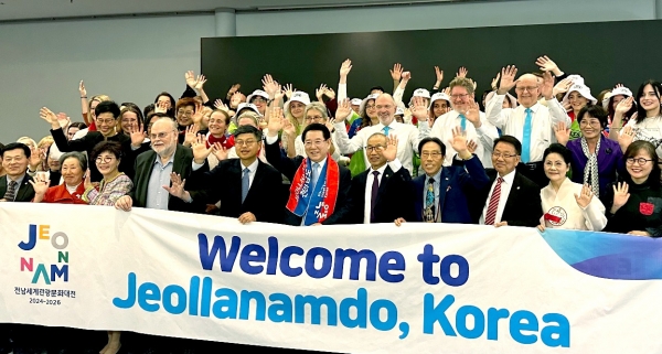 ▲유럽을 순방 중인 김영록 전라남도지사가 25일(현지 시간) 독일 베를린 마리팀호텔에서 현지 여행업계, 인플루언서 및 언론인 등 100여 명이 참석한 가운데 열린 ‘전라남도 유럽 관광설명회’에 참석, 세계관광문화대전의 콘텐츠와 특색있는 먹거리, 각종 체험 프로그램 등 전남 맛·멋·흥의 매력을 현지 여행업계 등에 소개하고 참석자들과 기념촬영을 하고 있다.(사진제공=전라남도)