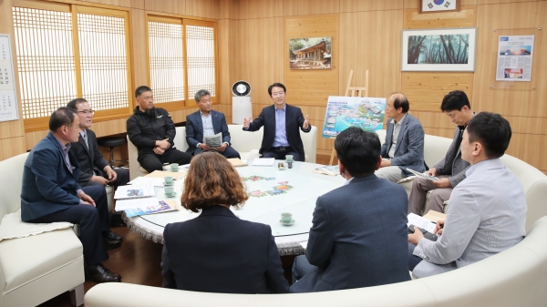▲지난 25일 강진군수실에서 2024 강진 피싱 마스터대회 관련 교통대책회의가 열렸다.(사진제공=강진군)