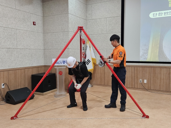 ▲광주광역시는 26일 ‘밀폐공간 질식사고 대응을 위한 긴급구조훈련’을 실시했다.(사진제공=광주광역시)
