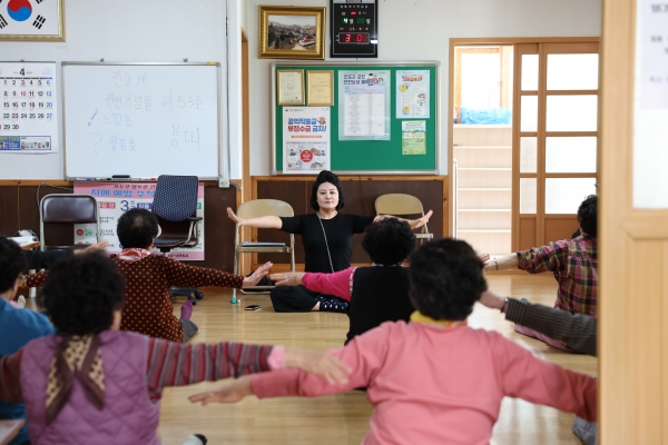 ▲진도군 보건소가 관내 어르신 건강증진을 위한 다양한 프로그램 운영으로 큰 호응을 얻고 있다.(사진제공=진도군)