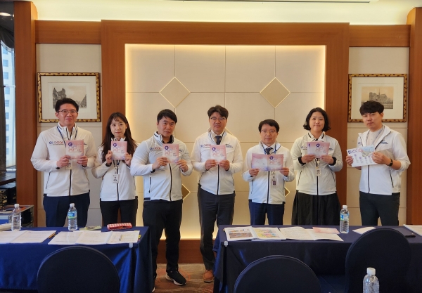 ▲전남교육청 관계자들이 17개 시·도 교육청이 모인 중앙투자심사위원회에서 ‘2024 대한민국 글로컬 미래교육박람회’홍보활동을 펼치고 있다.(사진제공=전라남도교육청)