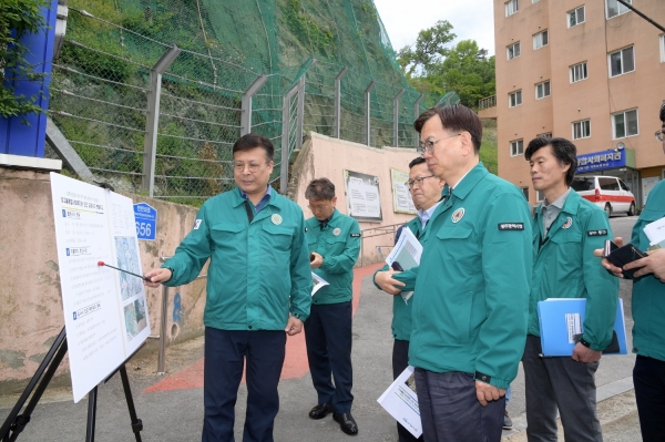 ▲고광완 광주광역시 행정부시장이 26일 오전 ‘2024년 집중안전점검’으로 동구 빛고을복지관 인근과 용산동 소망병원 뒤편 급경사지를 방문해 관계자들에게 현황을 보고 받은 뒤 현장점검을 하고 있다. (사진제공=광주광역시)