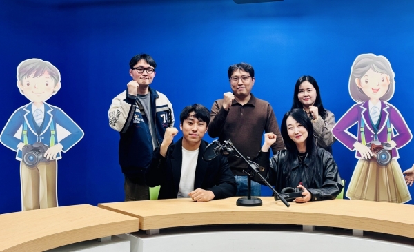 ▲전남교육청 ‘북크북크’2기 운영진(교사)들이 새로운 시작을 알리며 파이팅을 외치고 있다.(사진제공=전라남도교육청)