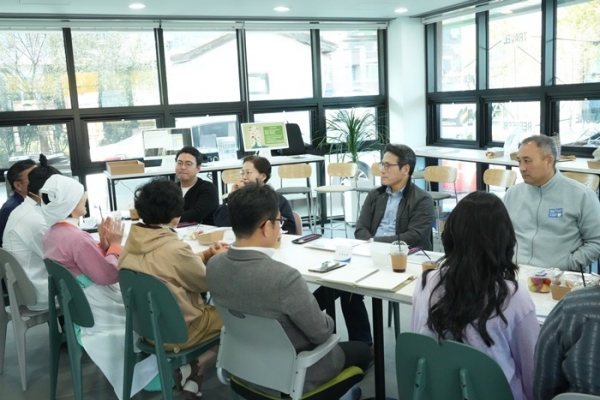 ▲한국문화예술위원회 위원들이 강진군문화관광재단을 대상으로 현장평가를 하고 있는 모습.(사진제공=강진군)