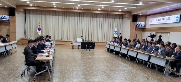 ▲정기명 여수시장은 지난 26일 시청 회의실에서 열린 5월 월간업무계획 보고회를 주재하며 ‘섬박람회 성공 개최를 위한 연계사업 발굴 및 추진 철저’를 당부했다.(사진제공=여수시)