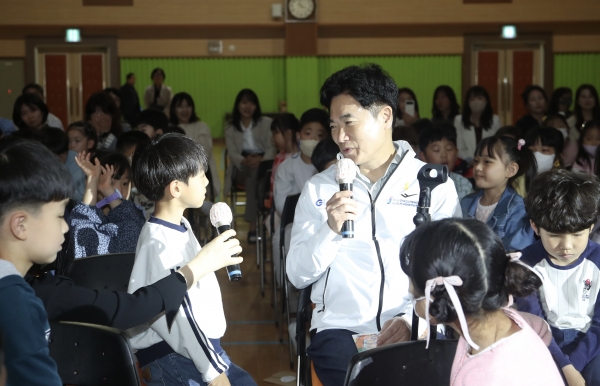 ▲김대중 전남교육감과 순천 좌야초 학생이 함께 읽은 그림책 ‘틀려도 괜찮아’와 관련해 이야기를 나누고 있다.(사진제공=전라남도교육청)