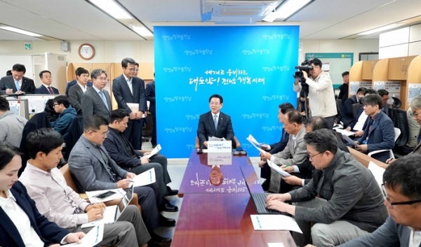 ▲김영록 전라남도지사가 30일 오전 도청 기자실에서 유럽순방 성과 및 도정 현안에 대한 기자간담회를 하고 있다.(사진제공=전라남도)