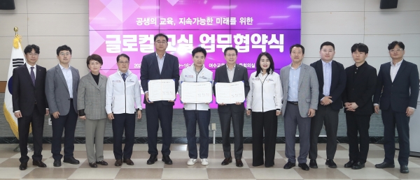 ▲전남교육청, LG전자, LG헬로비전 관계자들이 ‘글로컬 교실’구축을 위한 업무협약식을 마친 뒤 기념촬영을 하고 있다.(사진제공=전라남도교육청)