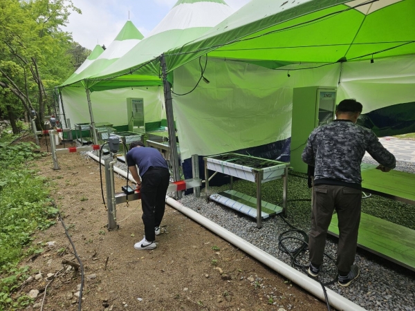 ▲가스설비업체 입회 하 가스안전공사 직원이 가스 완성 검사 후 제47회 보성다향대축제 축제장(한국차문화공원) 안전 점검을 실시하고 있다.(사진제공=보성군)