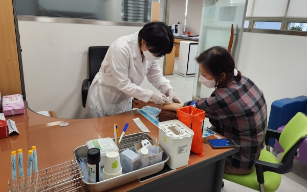 ▲보성군 보건소에서 혈당, 중성지방 등 혈액검사를 진행 한다.(사진제공=보성군)