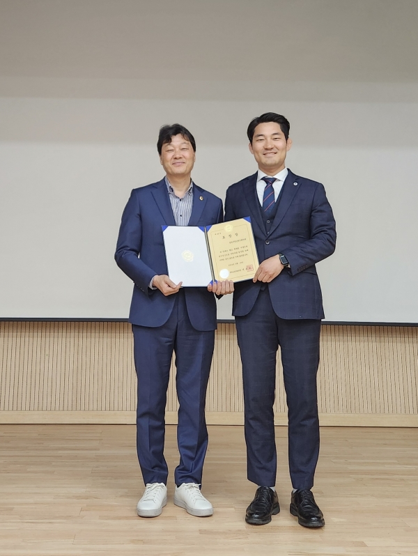 ▲순천시 청년권익위원회는 지난 1일 순천시 신대도서관 울림극장에서 열린 순천시 청권위 임시총회에서 전라남도의회로부터 표창장을 받았다.(사진제공=순천시 청년권익위원회)
