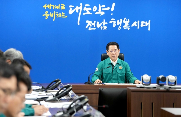 ▲김영록 전라남도지사가 도내 11개 시군에 호우특보가 발효된 5일 오전 도청 재난종합상황실에서 호우 대비 재난대책회의를 열어 위험지역 예찰활동 강화, 선조치 후보고, 선제적 주민대피 등을 강조했다.(사진제공=전라남도)