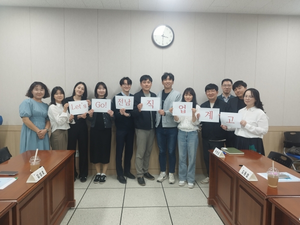 ▲전남교육청 직업계고 교사 홍보지원단이 직업계고 진학을 홍보하고 있다.(사진제공=전라남도교육청)